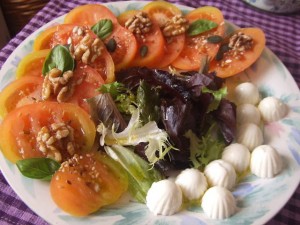 Ensalada de tomates Raf y queso fresco con semillas y nueces