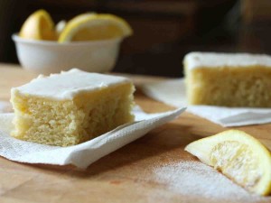 Pedazos de tarta de limón